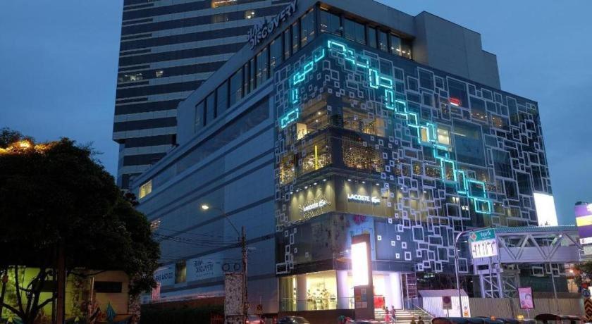 Silom Studios Банкок Екстериор снимка