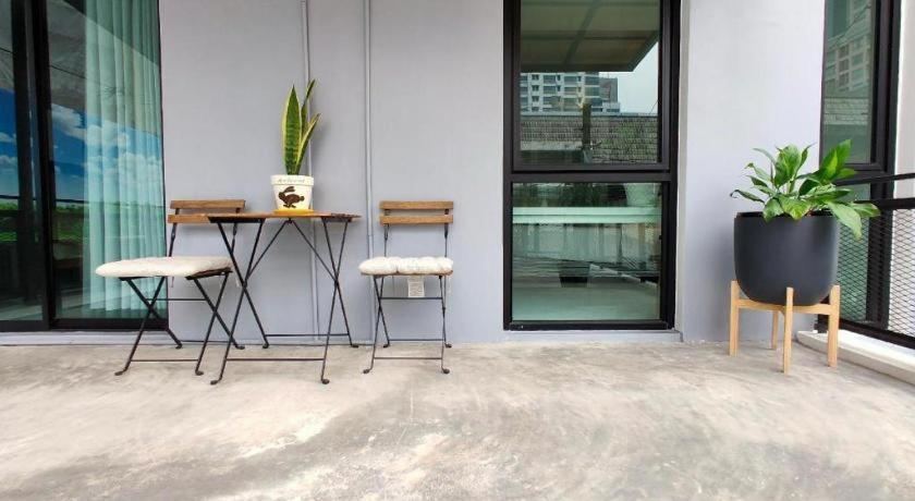Silom Studios Банкок Екстериор снимка